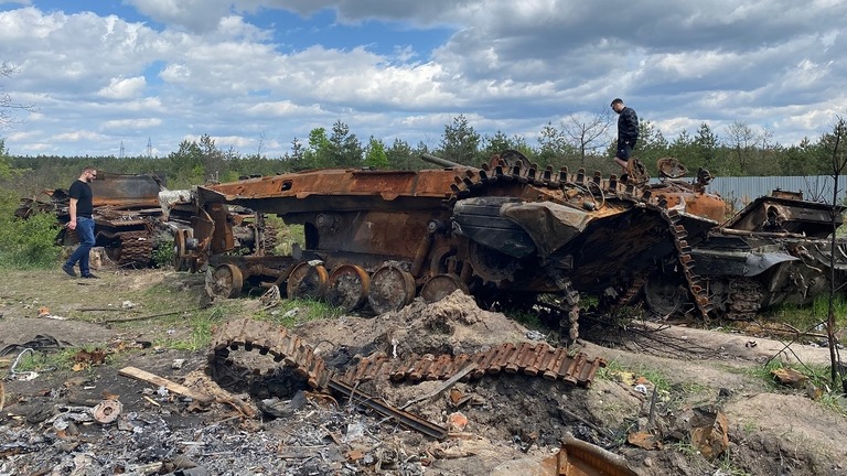 変わり果てた姿のロシア軍の戦車が周辺住民の「名所」に/Ivana Kottasova/CNN