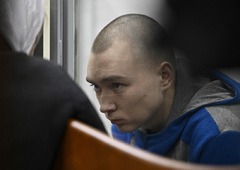 初の戦争犯罪裁判、ロシア兵が民間人殺害の罪状認める　ウクライナ
