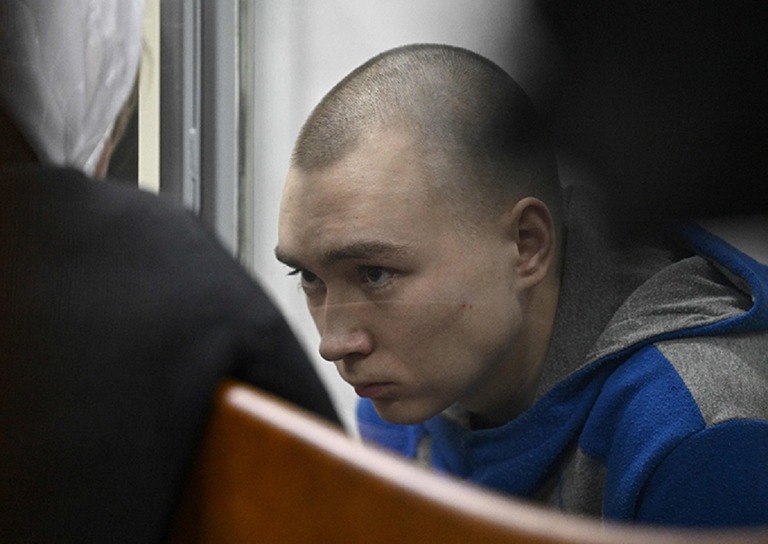 裁判開始時のワジム・シシマリン被告（２１）＝１８日、ウクライナ首都キーウ（キエフ）の地方裁判所/Genya Savilov/AFP/Getty Images