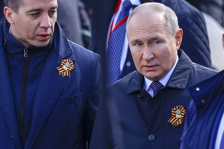 ５月９日、戦勝記念日の軍事パレードに参加するロシアのプーチン大統領（右）/Sefa Karacan/Anadolu Agency/Getty Images