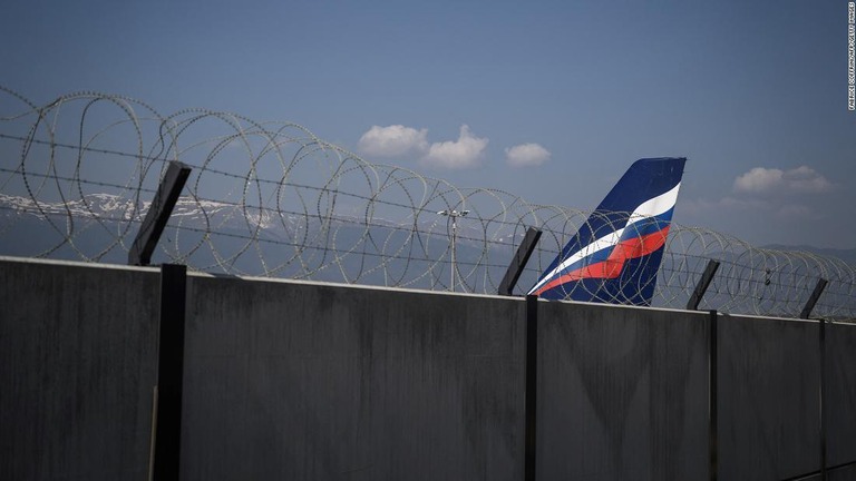 制裁で飛行禁止となったロシアのアエロフロート航空機の尾翼＝スイス・ジュネーブ空港/Fabrice Coffrini/AFP/Getty Images