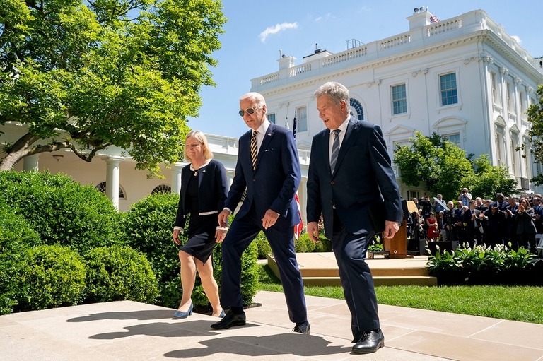 （左から）スウェーデンのアンデション首相、バイデン米大統領、フィンランドのニーニスト大統領＝１９日、米ホワイトハウスのローズガーデン/Andrew Harnik/AP