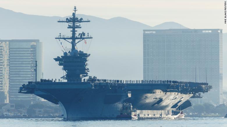 約5000人が乗艦するエイブラハム・リンカーンは海上の小都市に相当する規模を持つ/Mike Blake/Reuters