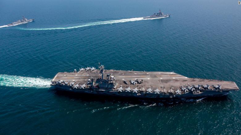 日米の合同軍事演習に参加する米空母「エイブラハム・リンカーン」(手前)/AP