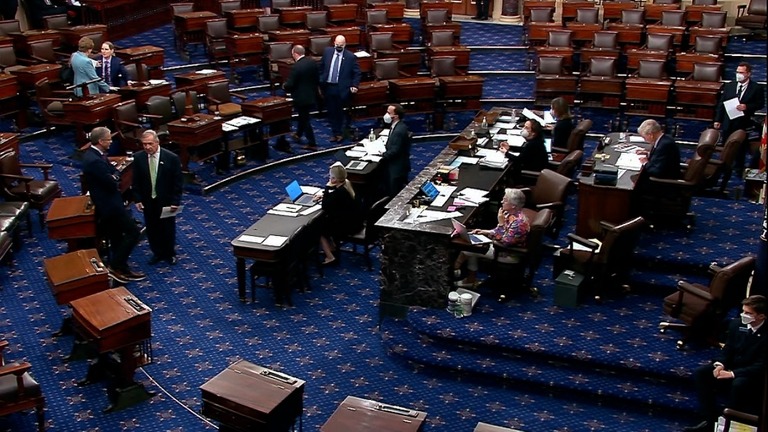 米上院議場で話をする議員＝１９日/Senate TV