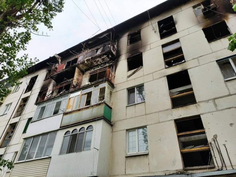 爆撃による破壊の跡が残るセベロドネツクの建物/Serhii Hayday/Telegram