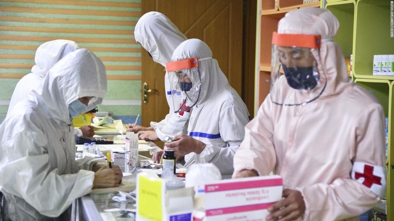 軍の医療部隊が平壌の薬局で医薬品の分配作業に従事＝１８日/Kyodo News/Getty Images