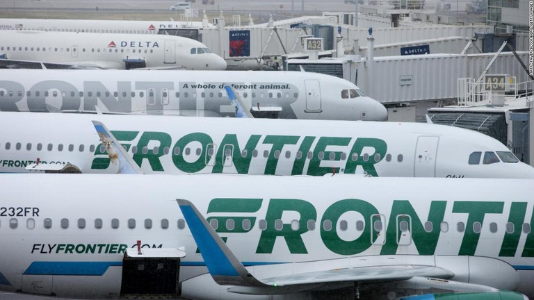 米フロンティア航空の旅客機内で乗客が出産し客室乗務員が手助けを行った/Matt Staver/Bloomberg/Getty Images