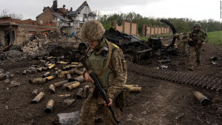 最近奪還したウクライナ東部ハルキウの北にある村でパトロールするウクライナ軍兵士＝１５日/Mstyslav Chernov/AP