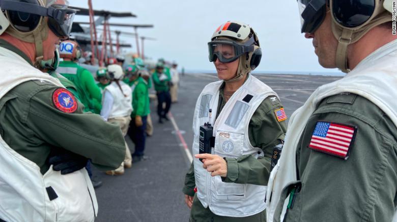 フィリピン海海上での飛行任務のためフライトデッキに立つ/Blake Essig/CNN