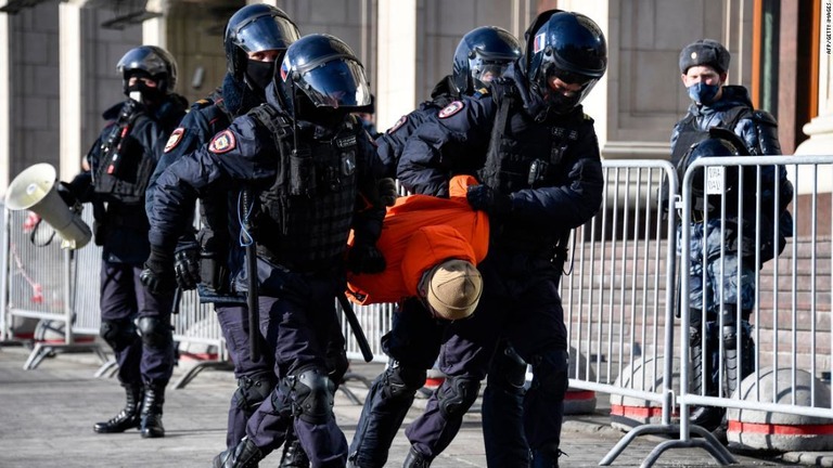 ロシアのウクライナ侵攻への抗議活動中、警官によって拘束される男性/AFP/Getty Images