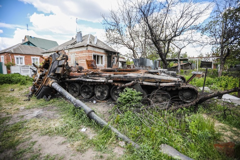 ウクライナ北東部の村に放置されたロシア軍の戦車の残骸/Aziz Karimov/SOPA Images/LightRocket/Getty Images