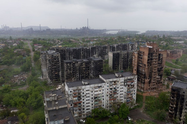 マリウポリの空撮画像。損壊した集合住宅の向こうにアゾフスターリ製鉄所が見える/Andrey Borodulin/AFP/Getty Images