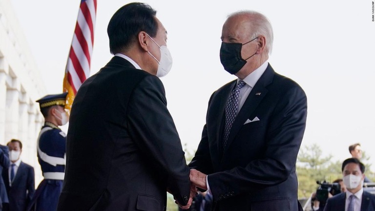 韓国の尹大統領（左）とバイデン米大統領＝２１日/Evan Vucci/AP