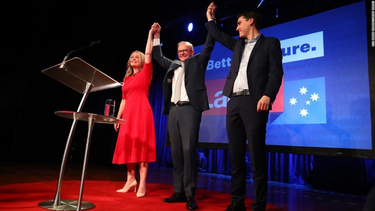 労働党のアルバニージー党首（中欧）がパートナーと息子とともに勝利を祝う＝２１日/Lisa Maree Williams/Getty Images