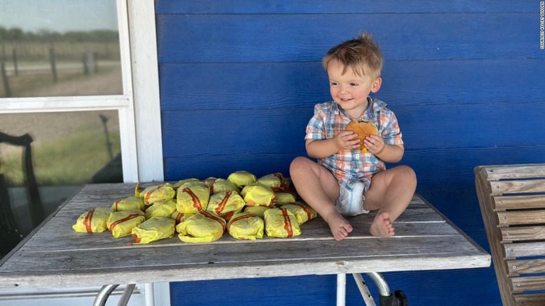 ２歳の男の子が母親のスマートフォンでチーズバーガー３１個を注文するハプニングがあった/Courtesy Kelsey Golden