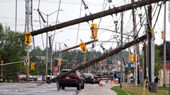 カナダ南東部で激しい雷雨、５人死亡　送電線寸断で数十万軒が停電