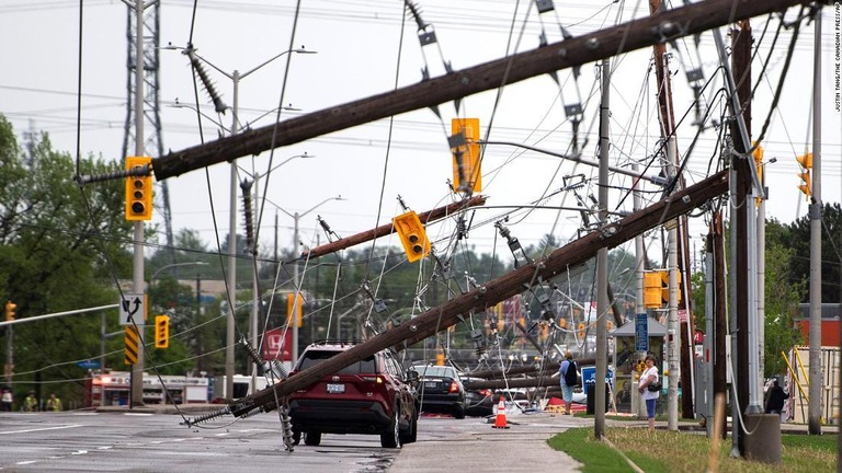 激しい雷雨により、電柱もなぎ倒された/Justin Tang/The Canadian Press/AP