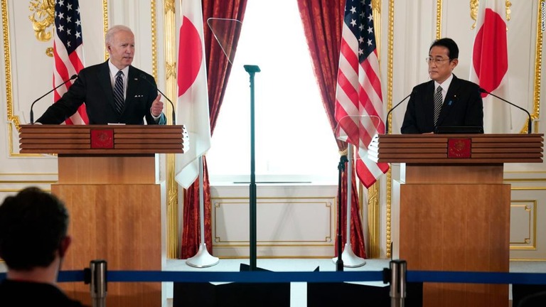 共同記者会見を行うバイデン米大統領（左）と岸田文雄首相＝２３日、元赤坂の迎賓館/Evan Vucci/AP