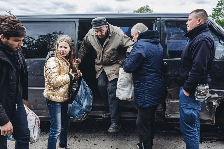 避難用のワゴン車から降りる男性＝２１日、ウクライナ東部ドネツク州スラビャンスク/Diego Herrera Carcedo/Anadolu Agency/Getty Images