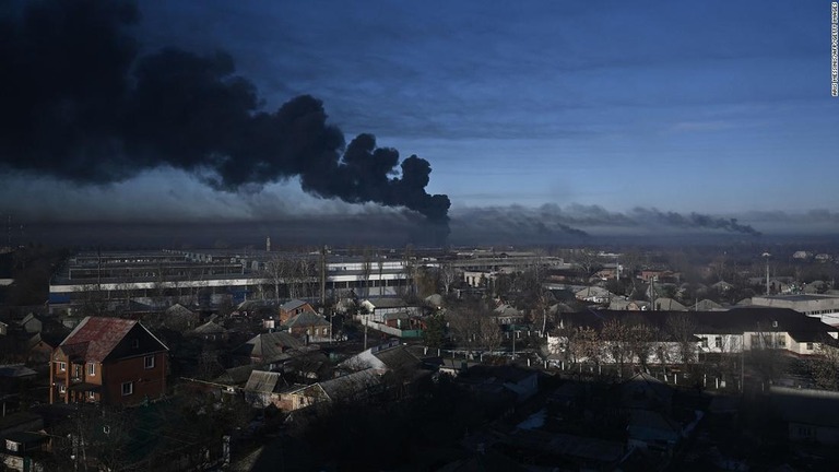ウクライナ北東部ハルキウ近郊チュグエフにある軍の空港から立ち上る黒煙＝２月２４日/Aris Messinis/AFP/Getty Images