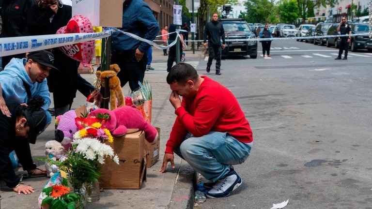 死亡した少女のために花などを手向ける人々＝１７日、米ニューヨーク市ブロンクス区/Steve Sanchez/Sipa USA/AP