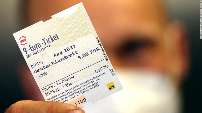 月額９．５ユーロ（約１３００円）のパスで全国のローカル列車やバスが乗り放題になる/Wolfgang Kumm/dpa/picture alliance/Getty Images