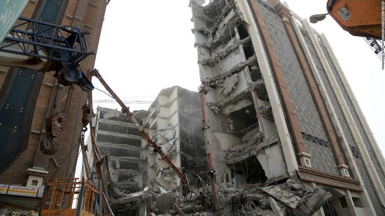 建設中の１０階建ての商業ビルが倒壊し死者が出た＝２３日、イラン・フゼスタン州アバダン/Mohammad Amin Ansari/Fars News Agency via AP