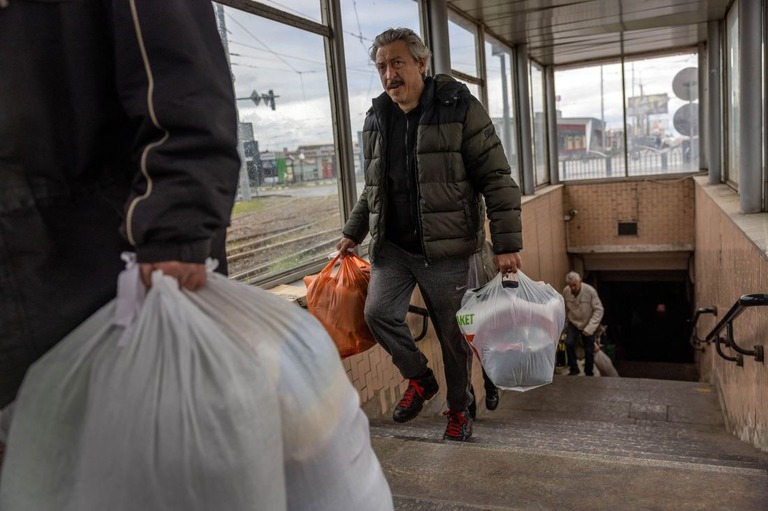 地下鉄駅を後にする市民ら。ロシア軍からの攻撃を受け、多くの市民が数カ月近く地下で避難生活を送っていた＝２２日、ハルキウ/John Moore/Getty Images