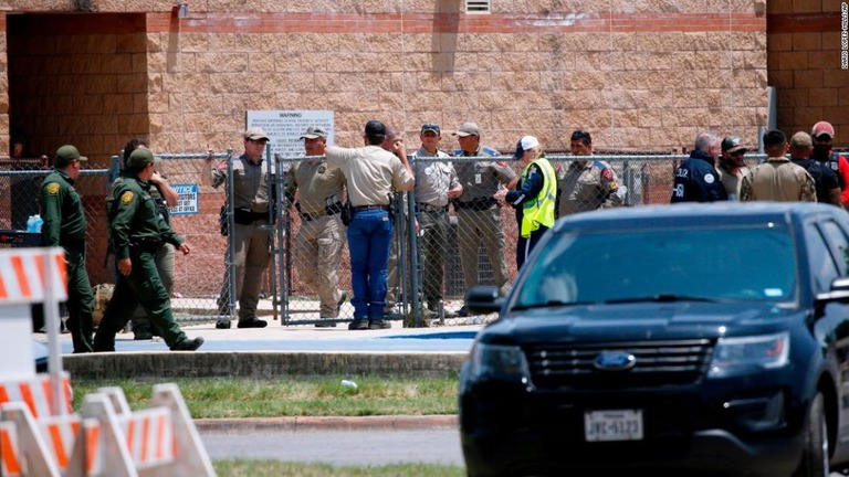 銃撃事件のあったロッブ小学校に集まる警察＝２４日/Dario Lopez-Mills/AP