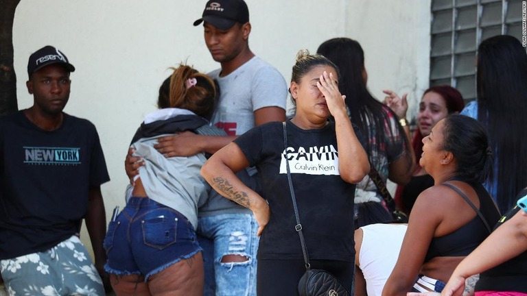 銃撃戦の死傷者が運び込まれた病院に集まった人々/Pilar Olivares/Reuters