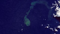 サメが生息する海底火山が噴火、ＮＡＳＡが衛星画像公開