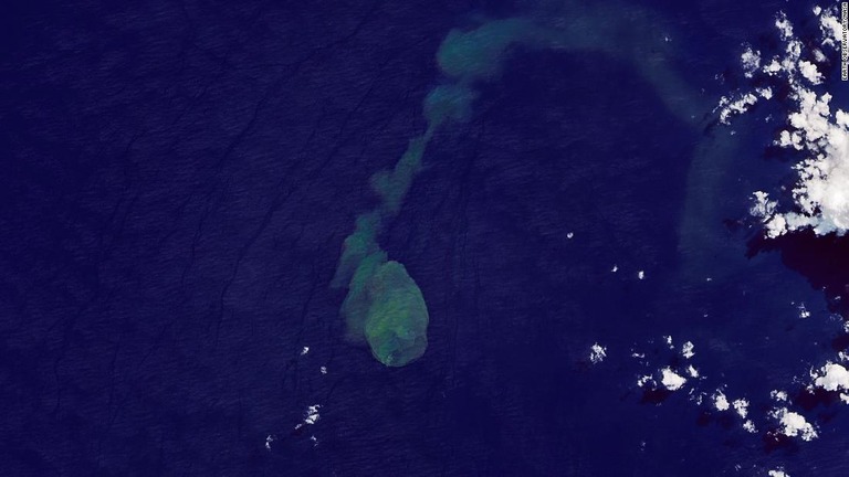 人工衛星ランドサット９号の撮影装置が海底火山から噴き出た変色した水を捉えた/Earth Observatory/NASA