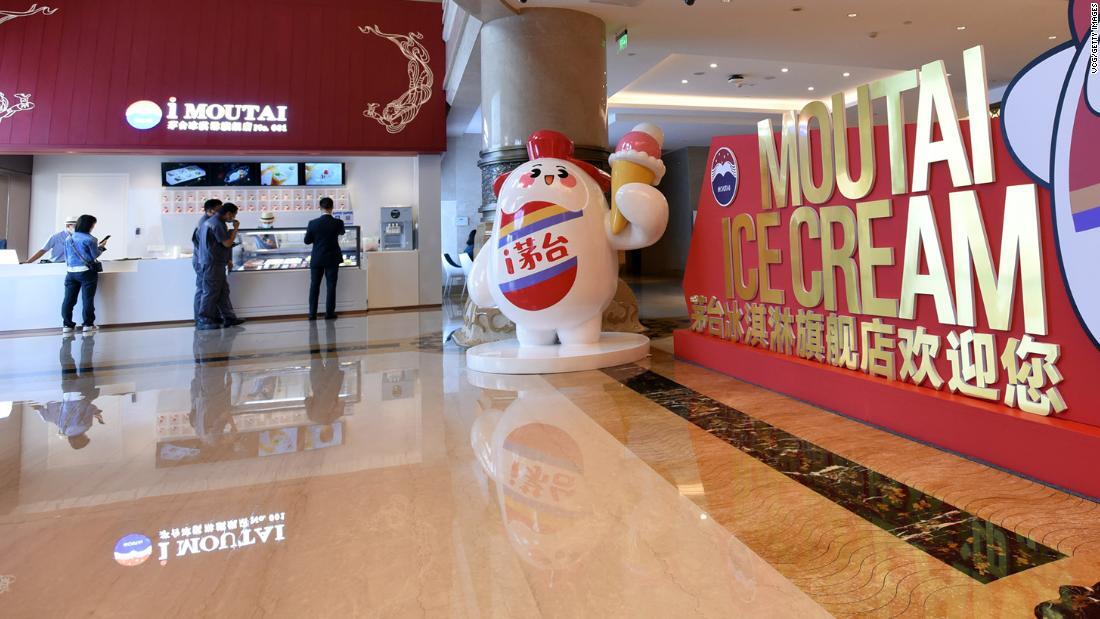 「茅台酒」入りのアイスクリームが販売されるアイスクリーム店＝１９日、中国貴州省の茅台国際ホテル内/VCG/Getty Images