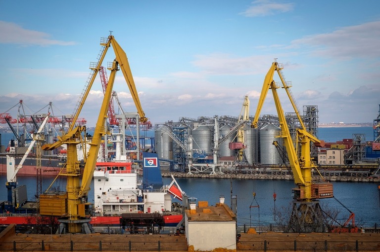 貯蔵用のサイロと輸送用クレーン＝１月２２日、ウクライナのオデーサ港/Christopher Occhicone/Bloomberg/Getty Images