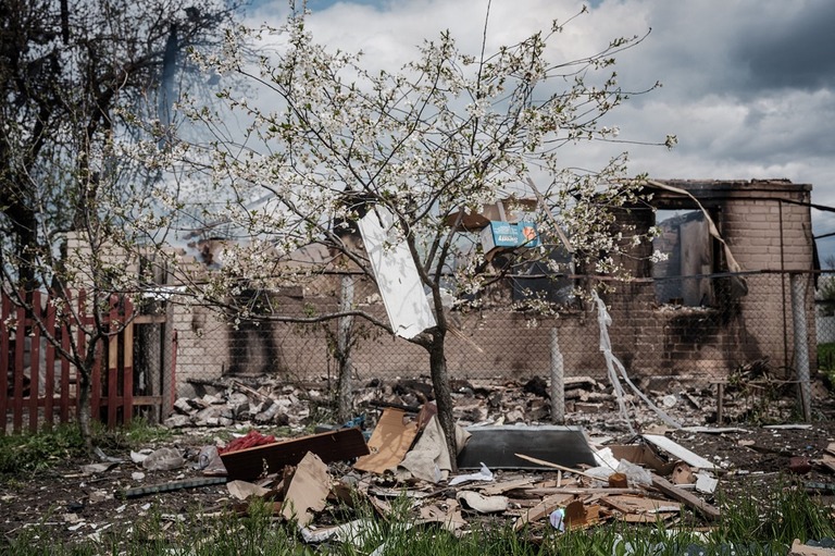 砲撃を受けて損傷した家屋＝４月２８日、ウクライナ・ドネツク州リマン/Yasuyoshi Chiba/AFP/Getty Images