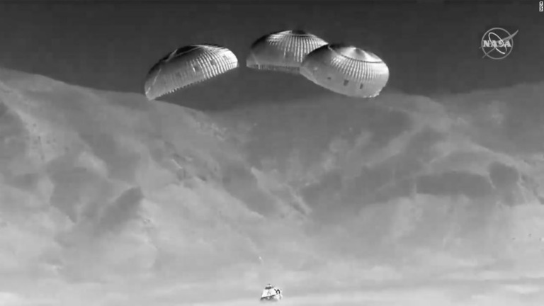 パラシュートを広げて着陸するボーイングの新型宇宙船「スターライナー」/NASA
