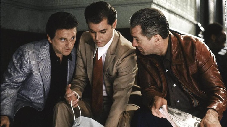 ジョー・ペシさん（左）、ロバート・デニーロさん（右）とともに映画「グッドフェローズ」に出演したレイ・リオッタさん（中央）/Warner Bros. Entertainment Inc.