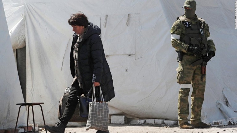 仮設宿泊施設に到着し荷物を運ぶ女性＝１日、ウクライナ・ドネツク州/Alexander Ermochenko/Reuters