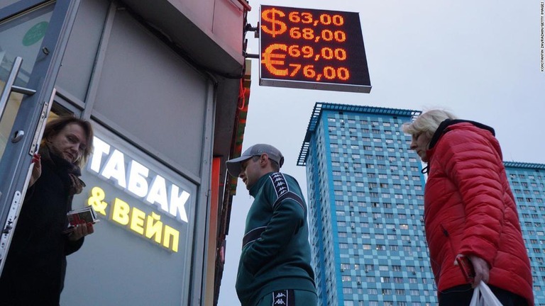 モスクワにある外貨交換所の前に並ぶ人々/Konstantin Zavrazhin/Getty Images