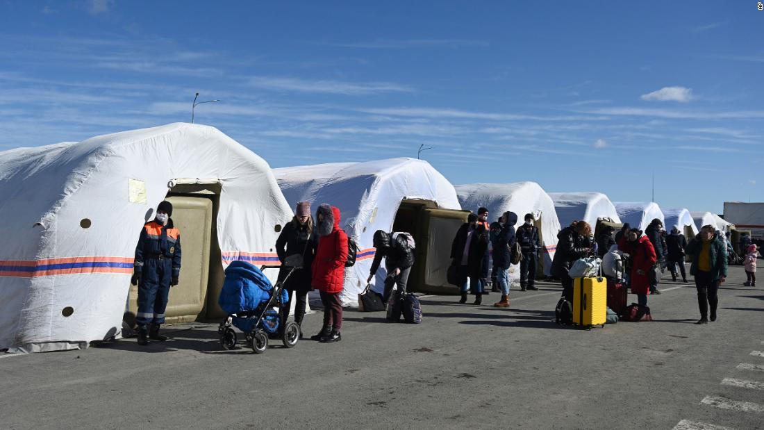 ドネツクからの避難者が集まるキャンプ地＝２月１９日、ロシア・ロストフ州の国境検問所/AP