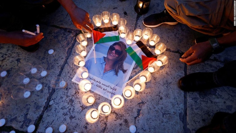シリン・アブアクレ記者を追悼するろうそくがともされた＝１６日、ヨルダン川西岸の教会
/MUSSA ISSA QAWASMA/REUTERS