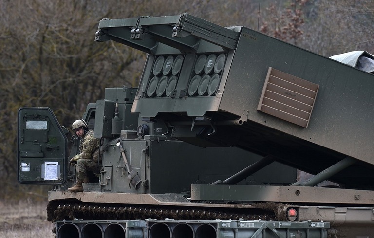 高機動ロケット砲システム＝ドイツ南部バイエルン州グラーフェンベーアの訓練場
/Christof Stache/AFP/Getty Images/FILE