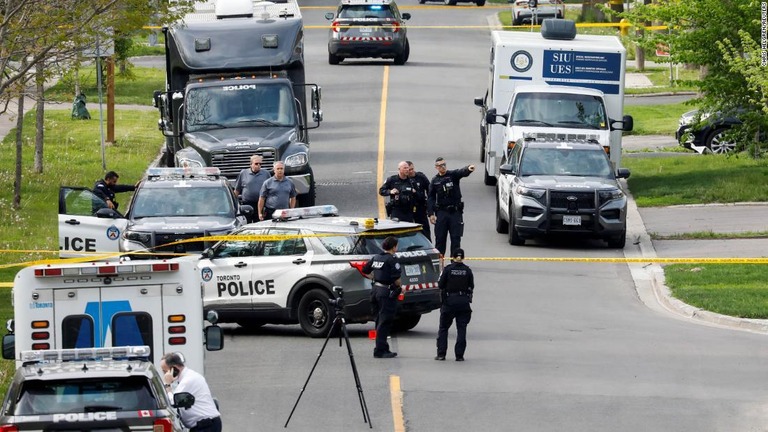 現場の対応に当たる警官ら＝２６日、カナダ・オンタリオ州トロント/Chris Helgren/Reuters