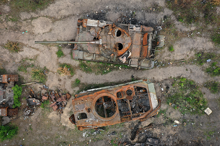 ウクライナ・イルピンの道路わきに破壊されたロシア軍戦車と装甲車両が残る＝２５日
/Christopher Furlong/Getty Images