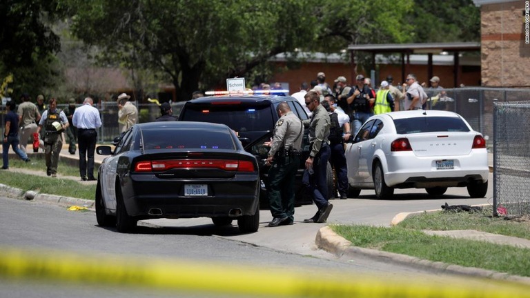 ２１人が死亡する銃乱射事件の起きたテキサス州の小学校で、現場を警備する警察官ら/MARCO BELLO/REUTERS