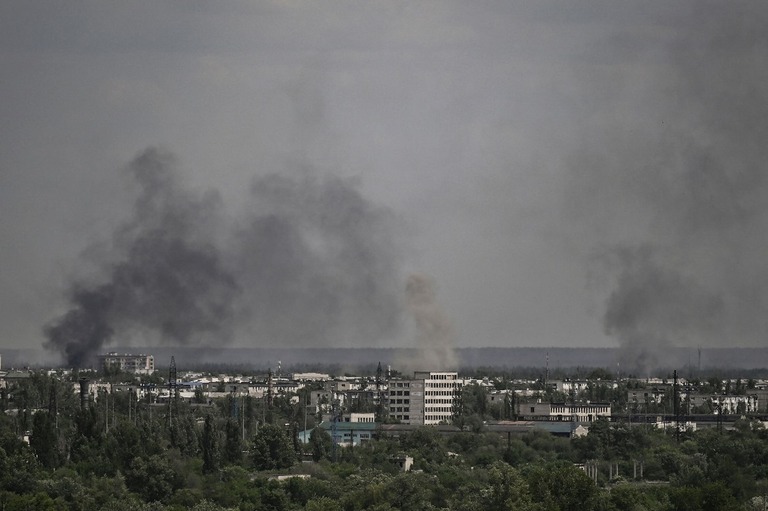 ドンバス地方への砲撃の最中、煙やほこりが立ち上るセベロドネツクの街/Aris Messinis/AFP/Getty Images