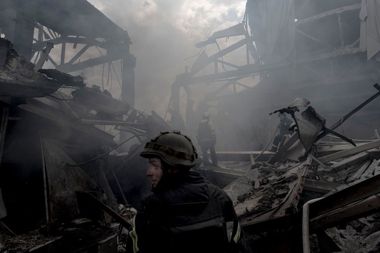 ロシア軍の空爆を受けたドンバス地方の町バフムトにある工場/Andoni Lubaki/Sipa USA/Reuters