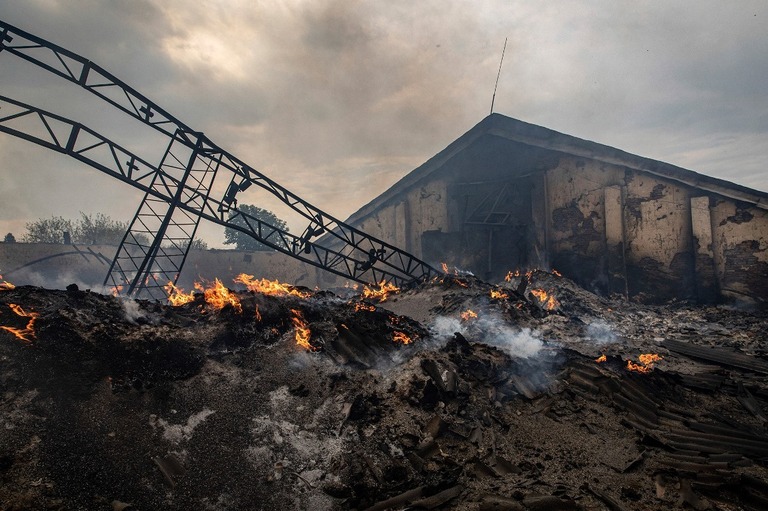 ロシア軍の攻撃によって破壊された穀物の貯蔵施設＝２５日、ウクライナ・ドンバス地方/Alex Chan/SOPA Images/Sipa USA/AP