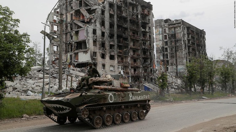 破壊された街中を走行する親ロシア派の兵士が運転する装甲車＝２６日、ウクライナ・ルハンスク州/Alexander Ermochenko/Reuters